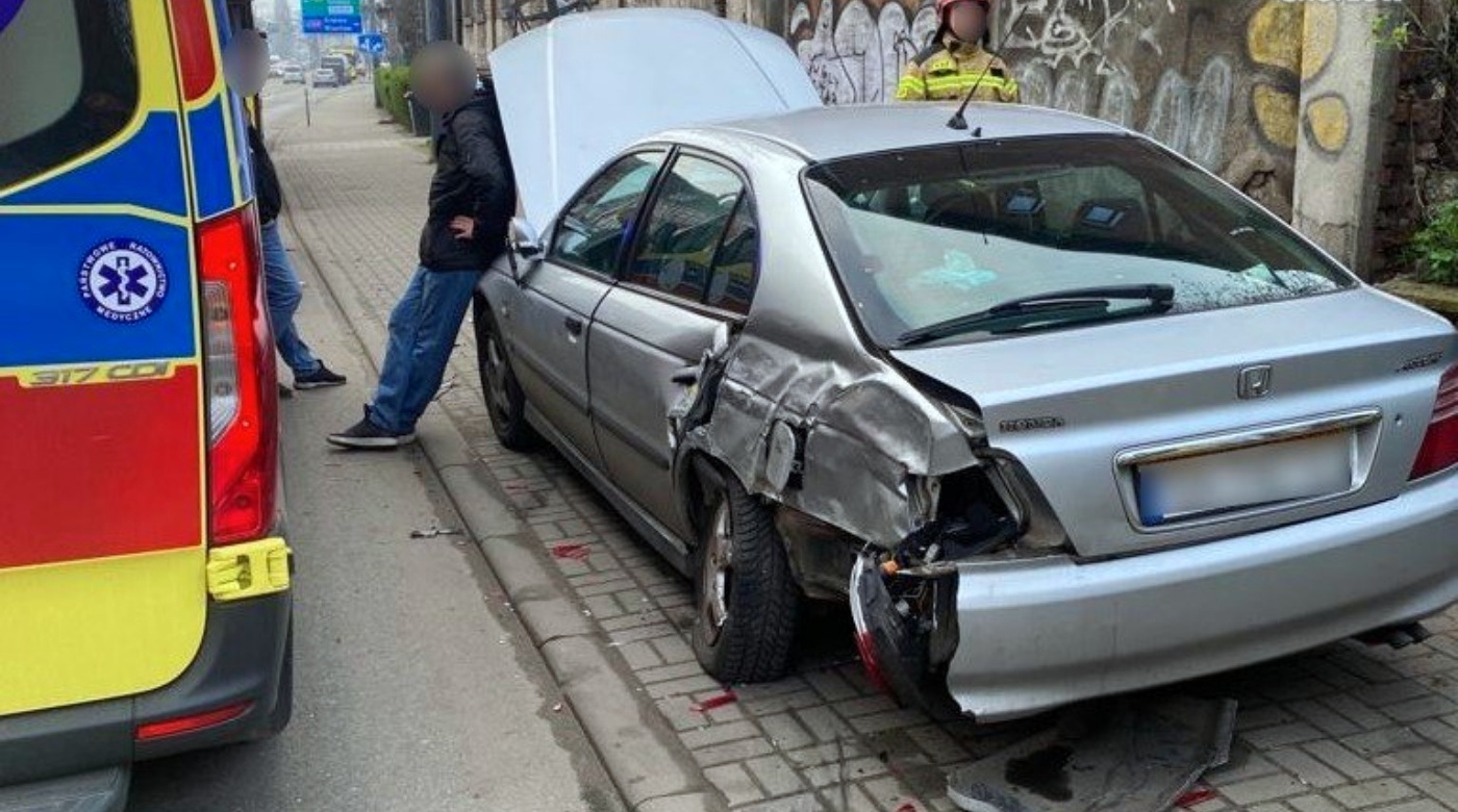 Autobus wjechał w osobówkę W środku były dzieci 2