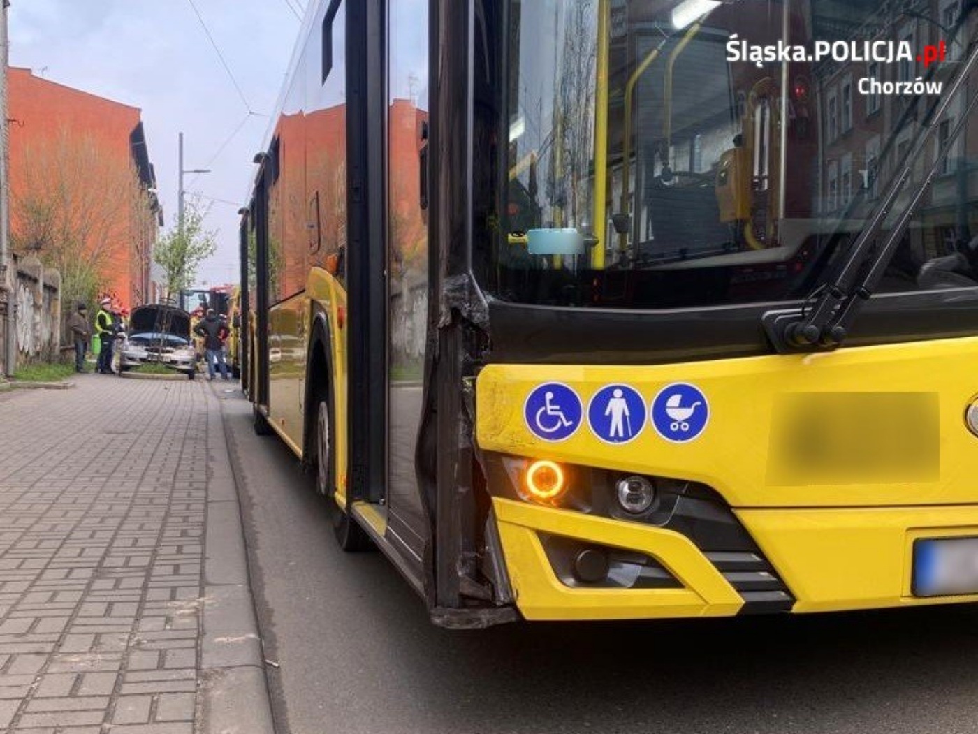 Autobus wjechał w osobówkę W środku były dzieci 3