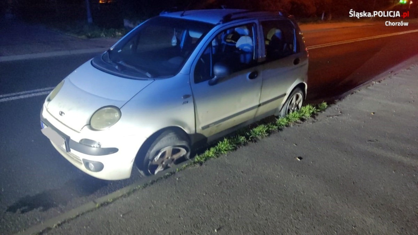 Chorzów Matiz przeleciał nad rondem 3