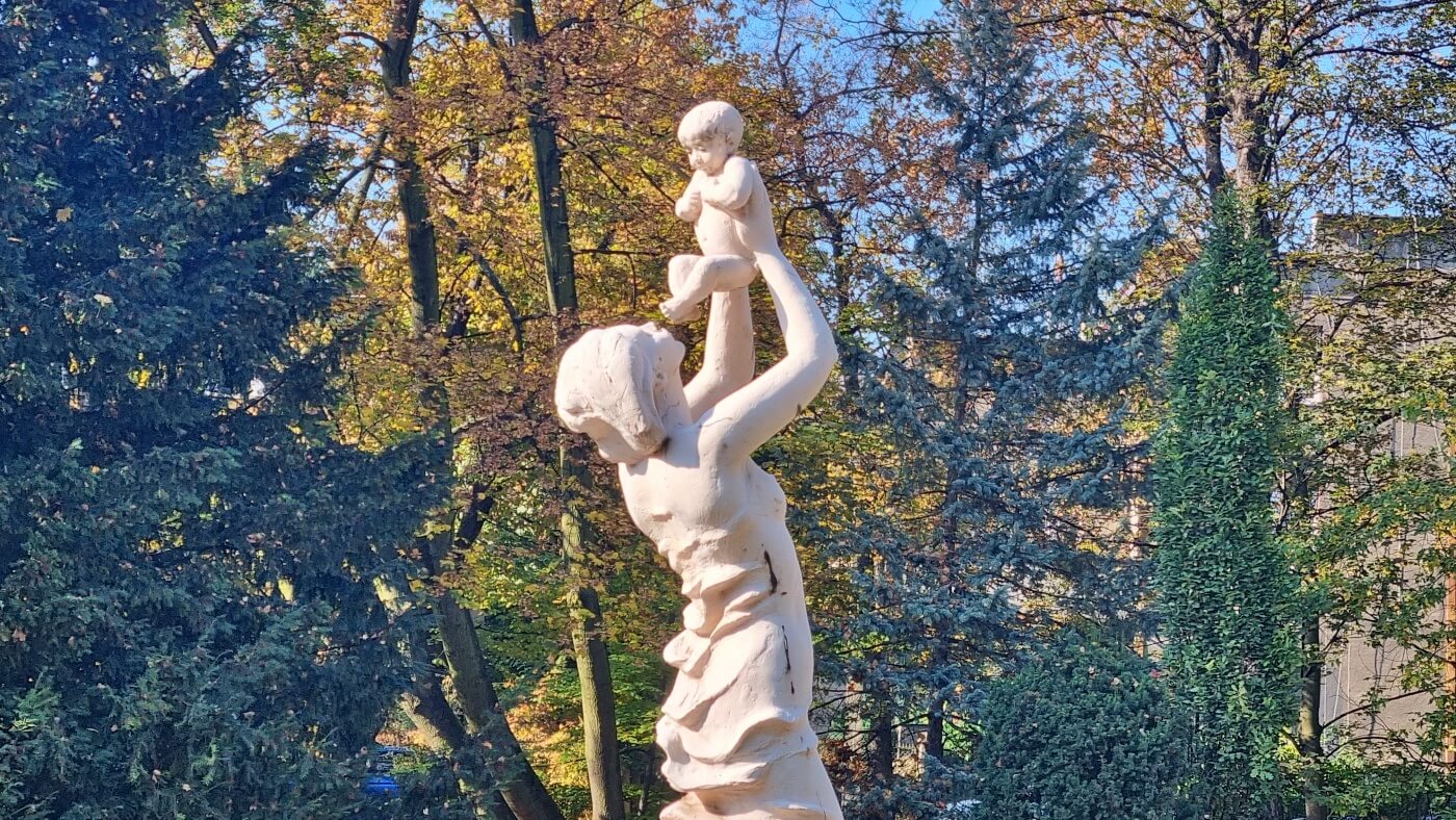 Chorzowska rzeźba matki z dzieckiem zostanie odnowiona