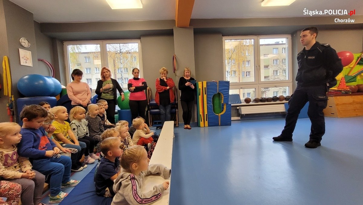 Gliniarz w przedszkolu Profilaktyczna wizyta w Chorzowie