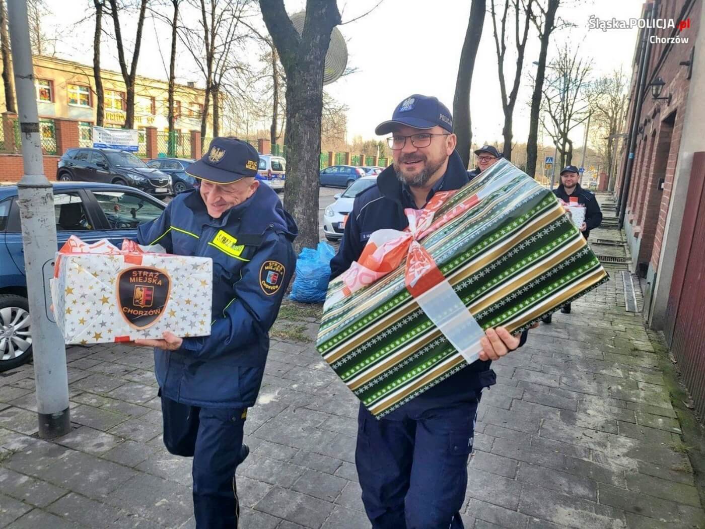 Mundurowi z Chorzowa z prezentami dla potrzebujących dzieci 5