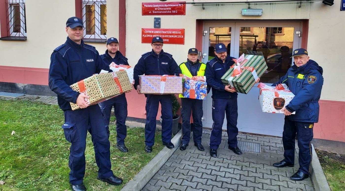 Mundurowi z Chorzowa z prezentami dla potrzebujących dzieci