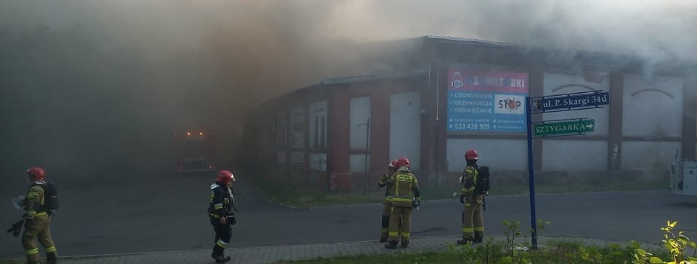 Pożar hali magazynowej i warsztatu samochodowego