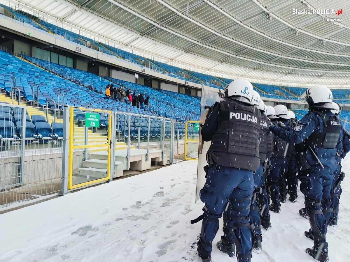 Zadyma na Stadionie Śląskim Policyjne ćwiczenia 13