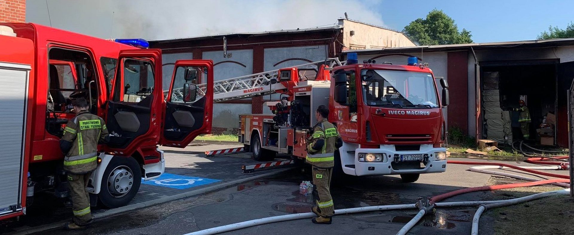 Pożar hali magazynowej i warsztatu samochodowego ul Piotra Skargi w Chorzowie Pożar hali magazynowej i warsztatu samochodowego ul Piotra Skargi w Chorzowie