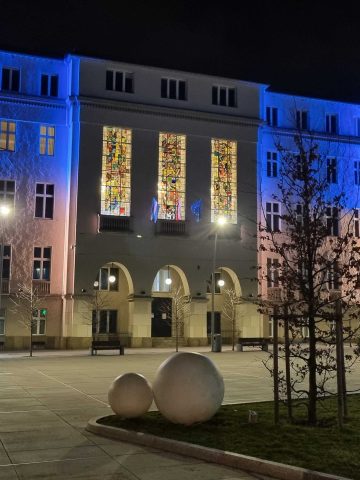 Chorzowski-magistrat-w-żółto-niebieskich-barwach Chorzowski-magistrat-w-żółto-niebieskich-barwach