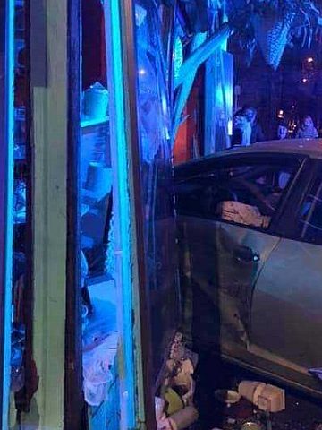 Auto wjechało w kwiaciarnię Auto wjechało w kwiaciarnię