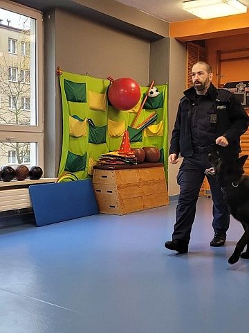 Gliniarz w przedszkolu Profilaktyczna wizyta w Chorzowie 1 Gliniarz w przedszkolu Profilaktyczna wizyta w Chorzowie 1