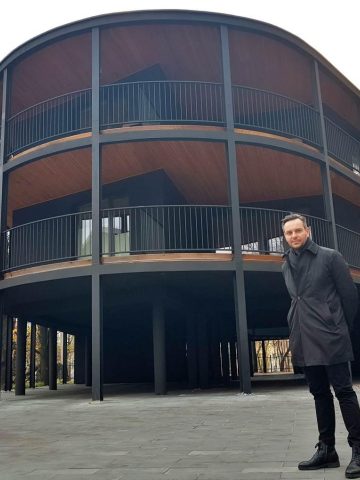 Maciej Franta przed Villą Reden Maciej Franta przed Villą Reden