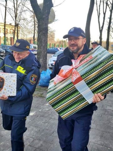 Mundurowi z Chorzowa z prezentami dla potrzebujących dzieci 5 Mundurowi z Chorzowa z prezentami dla potrzebujących dzieci 5