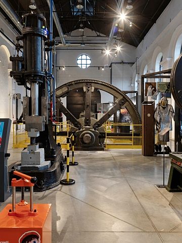 Muzeum Hutnictwa młot parowo powietrzny Muzeum Hutnictwa młot parowo powietrzny