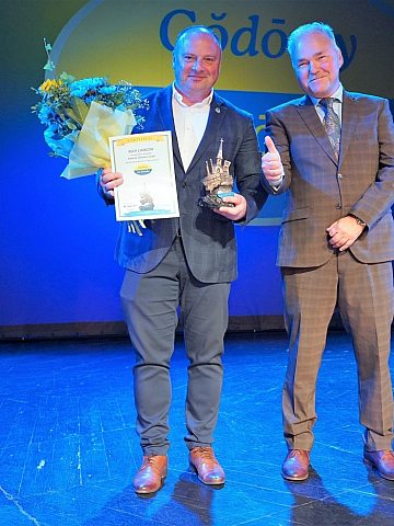 Ruch Chorzów ze statuetką Kamrat Ślōnskij Gŏdki 3 Ruch Chorzów ze statuetką Kamrat Ślōnskij Gŏdki 3