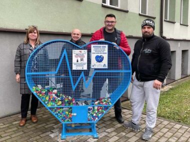 Grupa Kibicie Razem postawiła kolejne "serce" na zakrętki Serce z nakrętkami