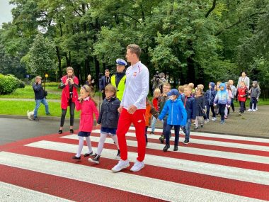 Dawid Tomal uczy bezpiecznego przejścia przez jezdnię Dawid Tomal uczy bezpiecznego przejścia przez jezdnię