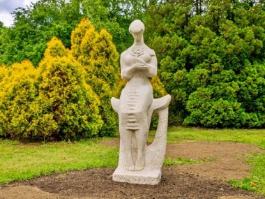 Park Śląski Kobieta z kwiatem