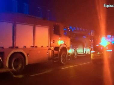 Policjanci z Chorzowa uratowali kobietę z pożaru Policjanci z Chorzowa uratowali kobietę z pożaru