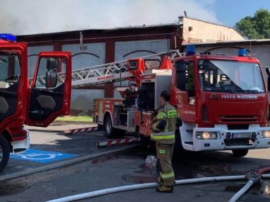 Pożar hali magazynowej i warsztatu samochodowego ul Piotra Skargi w Chorzowie Pożar hali magazynowej i warsztatu samochodowego ul Piotra Skargi w Chorzowie