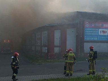 Pożar hali magazynowej i warsztatu samochodowego Pożar hali magazynowej i warsztatu samochodowego