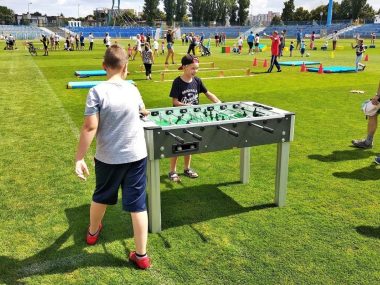 Sportowe śniadania na trawie