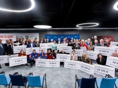 Symboliczne przekazanie czeków
