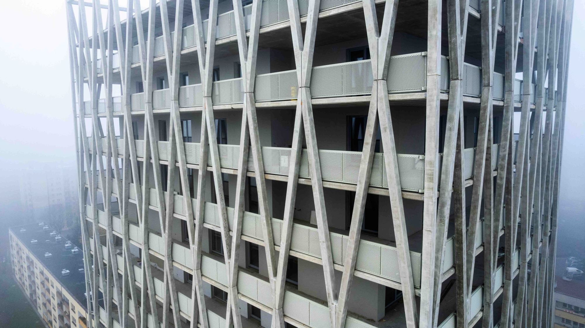 Cosmo wyłania się z mgły. Najwyższy budynek mieszkalny Chorzowa góruje nad osiedlem