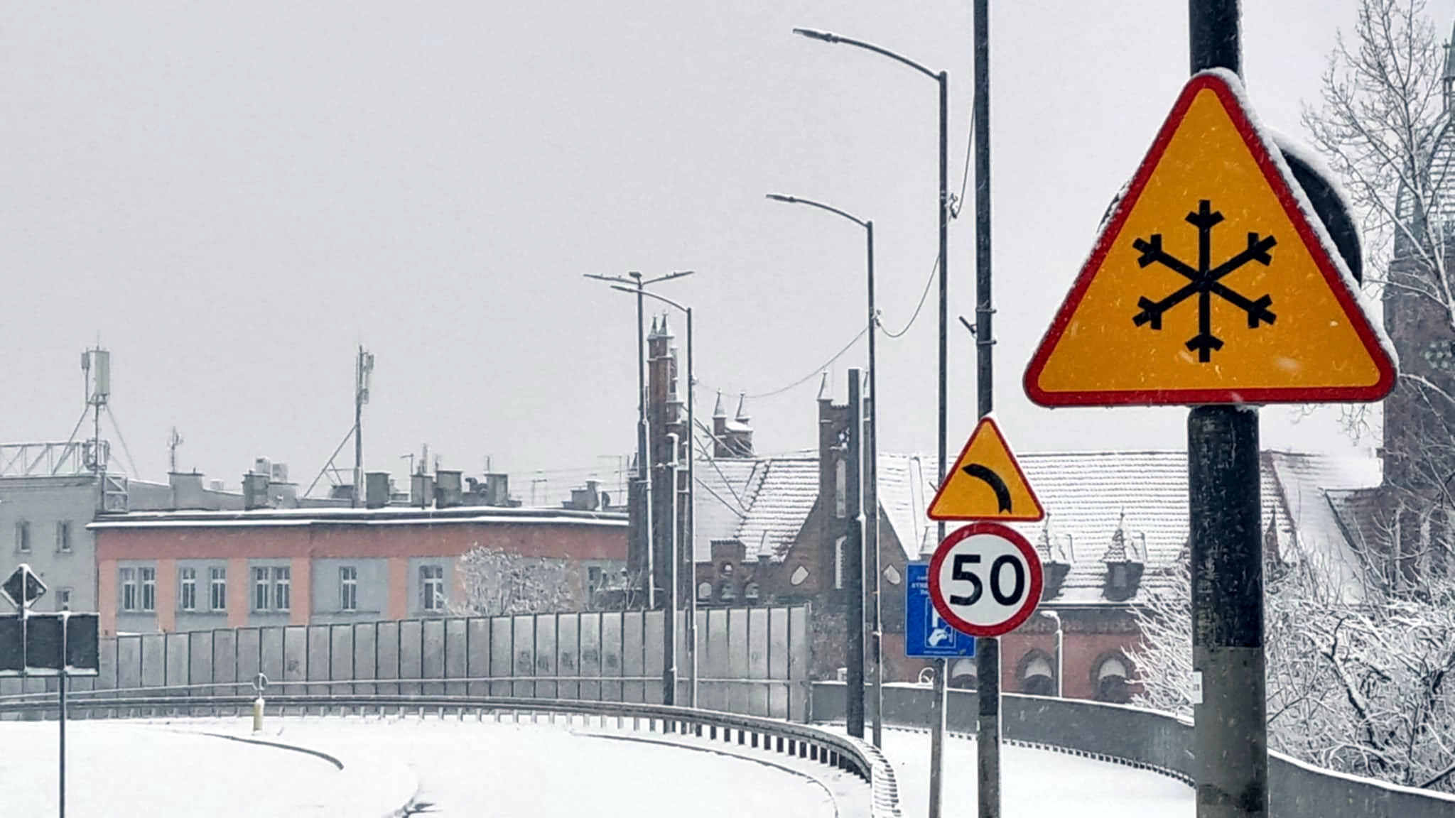 Czy estakadę w Chorzowie trzeba odśnieżać? Zamknięty obiekt ma za sobą pierwsze opady śniegu