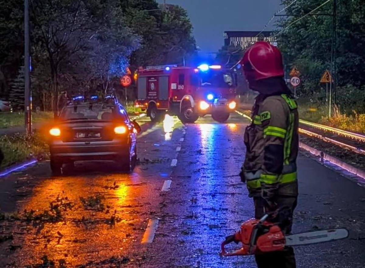 Śląskie po burzach: setki interwencji, zniszczenia w wielu miastach, zakłócenia ruchu pociągów i przerwy w dostawie prądu