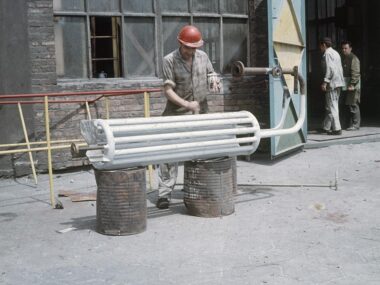 Chorzów 1968 Pracownik Zakładów Azotowych im Pawła Findera w Chorzowie maluje chłodnicę podczas prac remontowych Copy Chorzów 1968 Pracownik Zakładów Azotowych im Pawła Findera w Chorzowie maluje chłodnicę podczas prac remontowych Copy