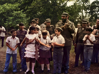 Fidel Castro z pionierami w Parque Lenin rok 1974 kolor Fidel Castro z pionierami w Parque Lenin rok 1974 kolor