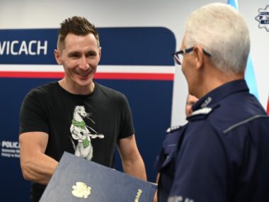 Policja uhonorowala bohaterskich mieszkancow Chorzowa 12