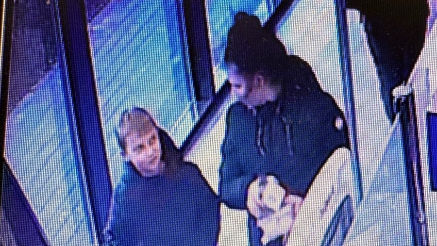 Chłopiec zabrał portfel. Policjanci z Chorzowa poszukują sprawców przywłaszczenia